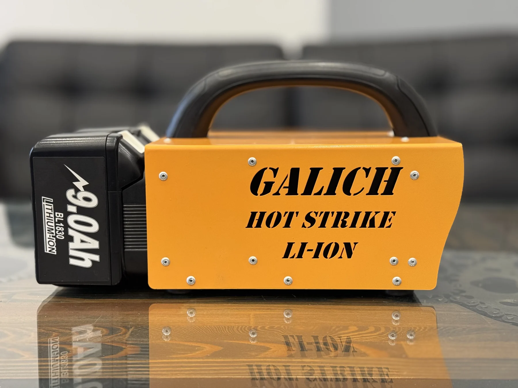 Аккумуляторный контактный прибор Galich Hot Strike LI-ION для удаления вмятин — вид сбоку