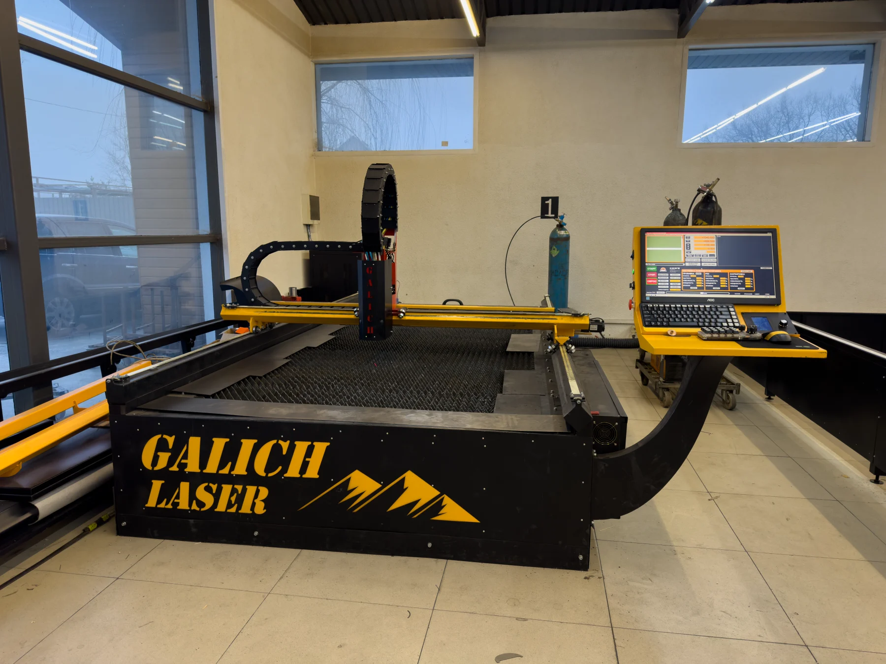 Лазерный станок GALICH LASER для резки металла — вид спереди